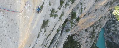 Romain dans un rappel gazeux. Le Verdon en contrebas.