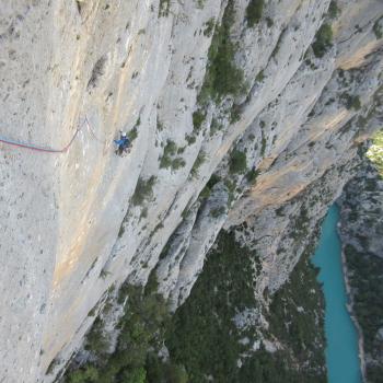 Romain dans un rappel gazeux. Le Verdon en contrebas.